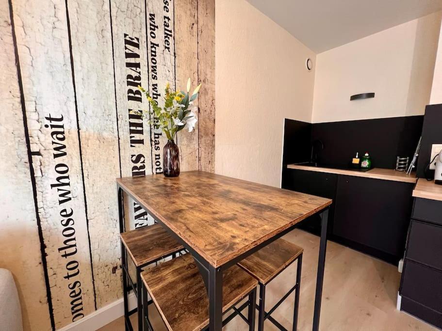 Appartement Climatise 4Prsn Au Pied De La Citadelle Besançon Extérieur photo